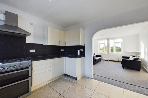 4 bedroom maisonette to rent, North Parade, Chessington, Surrey