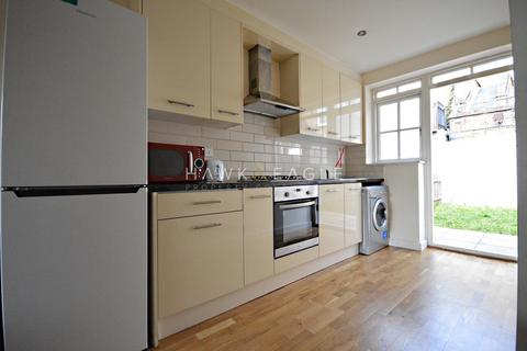 3 bedroom end of terrace house to rent, Steels Lane, London, Greater London. E1