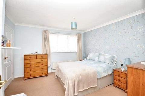9 Perries Mead, Folkestone, CT19 5UD