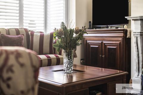 17 Woodside Park, London, SE25 5DN