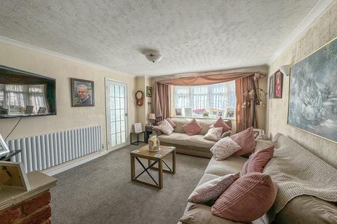 3 bedroom semi-detached house for sale, Ferndale Road, Rayleigh