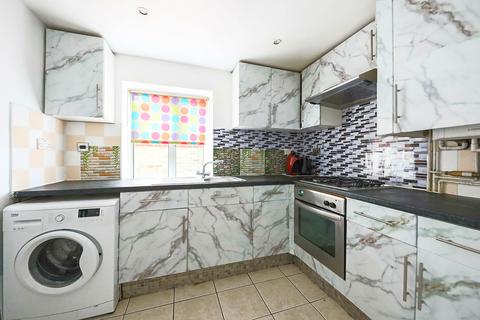 2 bedroom flat to rent, Holly House, Brentford TW8