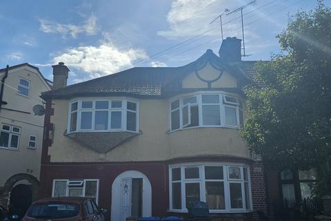 3 bedroom flat to rent, London NW10