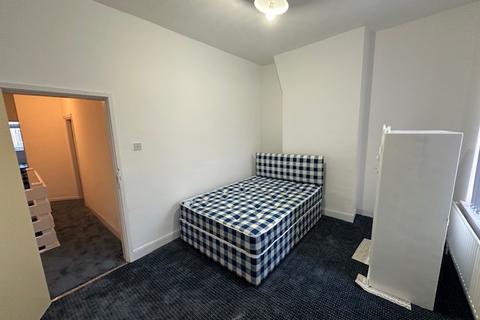 4 bedroom terraced house to rent, Attwood Street, Manchester M12