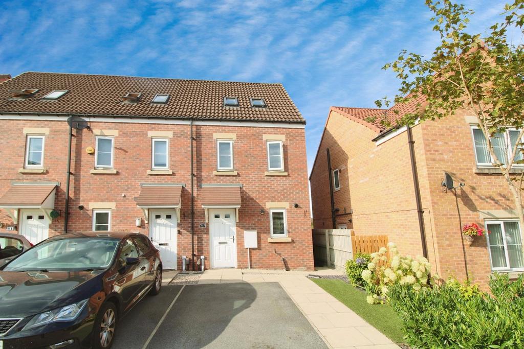 Sycamore Drive, West Yorkshire WF10 3 bed end of terrace house for sale
