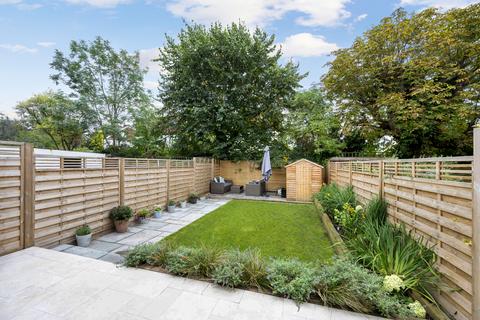 36 Meadow Close, London, SW20 9JB