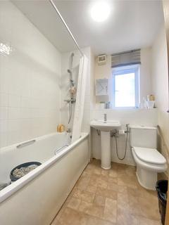 2 bedroom flat to rent, Glandford Way, Romford RM6