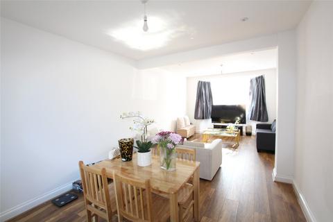 3 bedroom terraced house to rent, Brockenhurst Gardens, Ilford, IG1