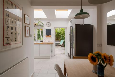 203 Farmer Road, London, E10 5DJ