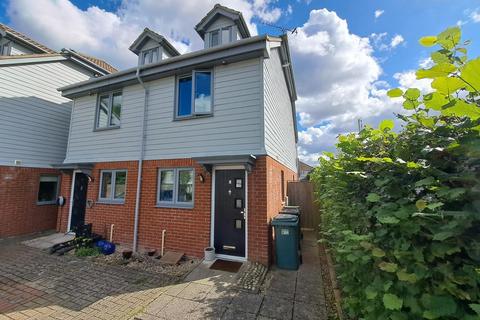 3 bedroom end of terrace house to rent, Fir Tree Court, Coxheath, Kent