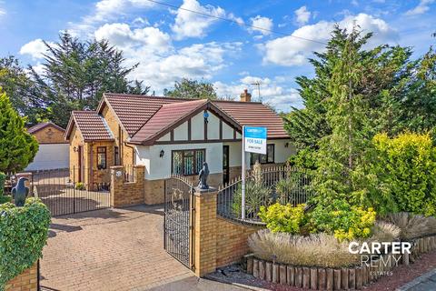 2 bedroom detached bungalow for sale, Osborne Road, Bowers Gifford, SS13