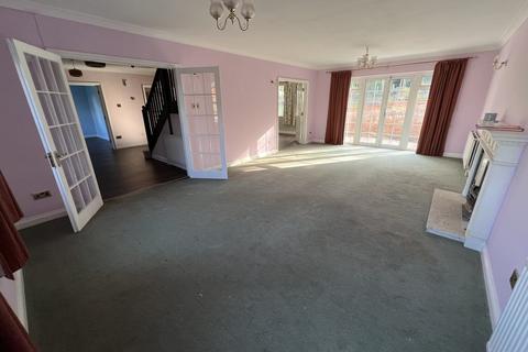 5 bedroom detached house to rent, Woodlands, Gerrards Cross