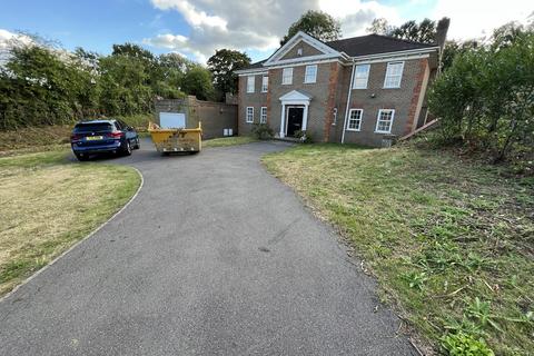 5 bedroom detached house to rent, Woodlands, Gerrards Cross