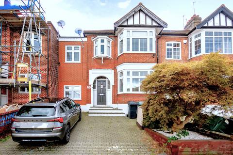 4 bedroom end of terrace house for sale, Sky Peals Road, Woodford Green, IG8