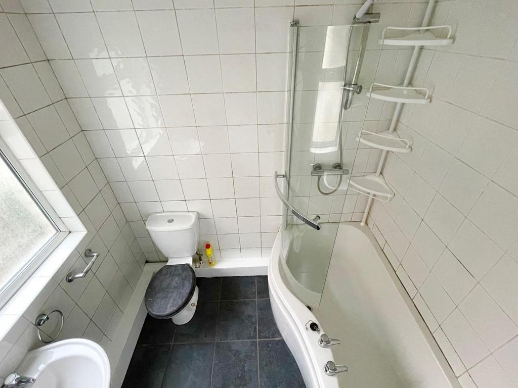 58 leicester road bathroom.jpg