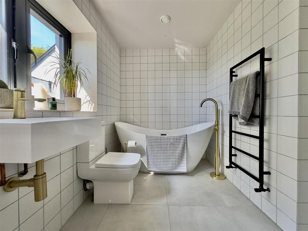 BATHROOM.jpeg