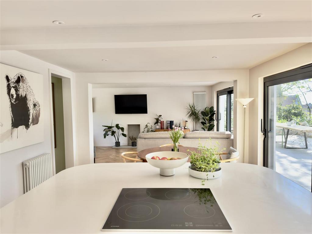 KITCHEN TO LIVING ROOM.jpeg