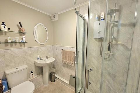 1 bedroom flat for sale, Elm Lodge, Hopton Road, Cam