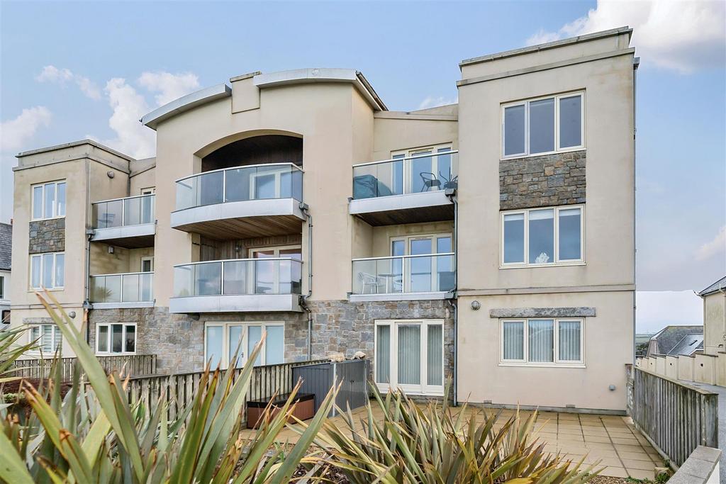 10 Pentire Road, Newquay TR7 2 bed apartment to rent £1,300 pcm (£300 pw)