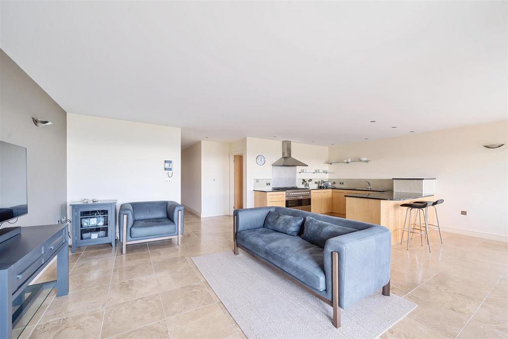 10 Pentire Road, Newquay TR7 2 bed apartment to rent £1,300 pcm (£300 pw)