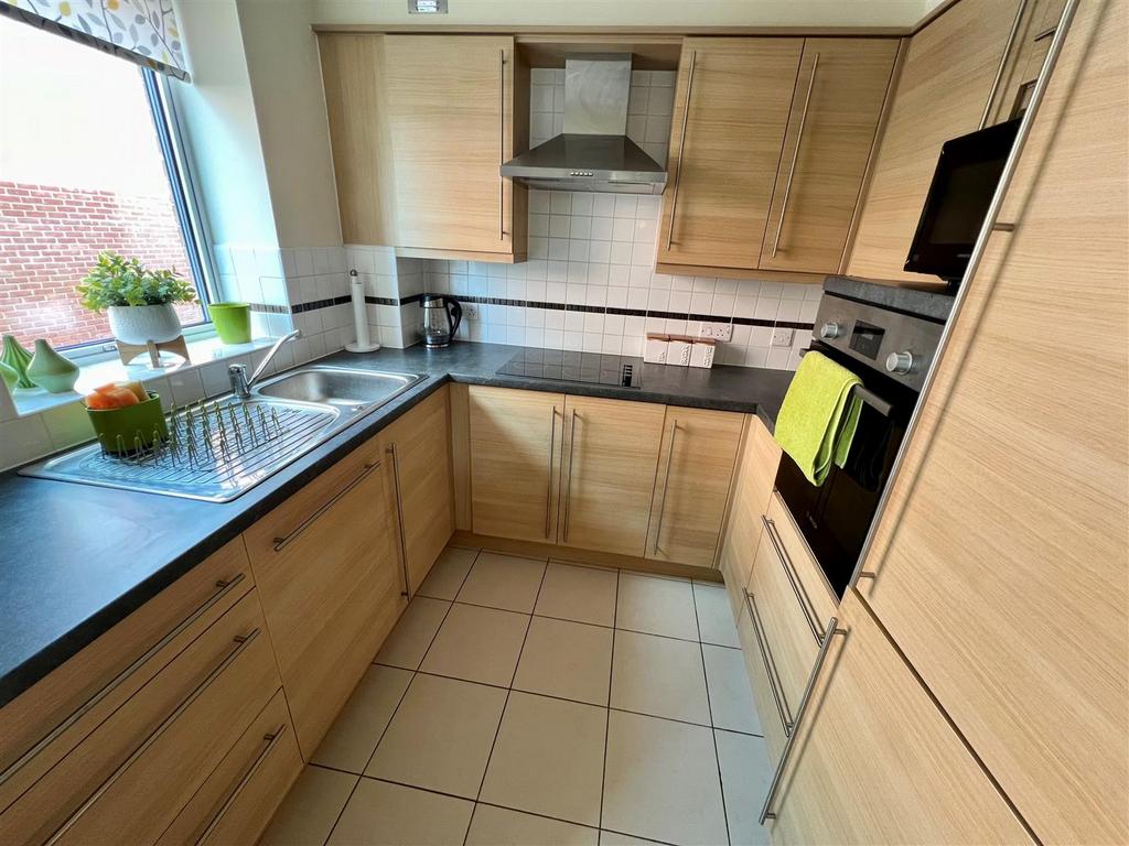 Fully fitted kitchen