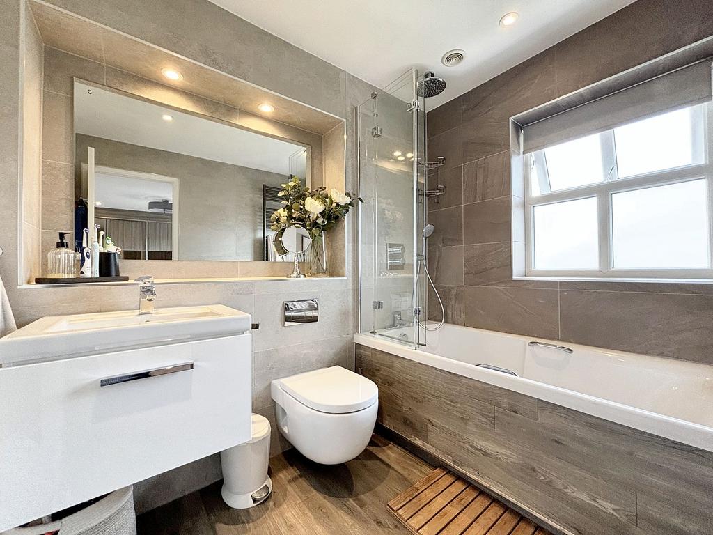 En-Suite Bathroom