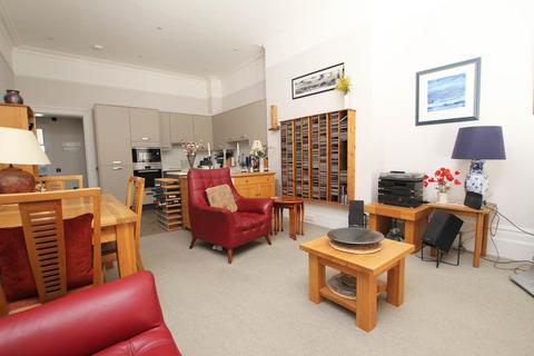 2 bedroom flat for sale, Howard Square, Eastbourne, BN21 4EW