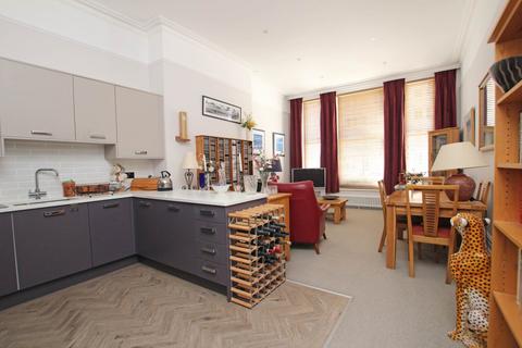 2 bedroom flat for sale, Howard Square, Eastbourne, BN21 4EW