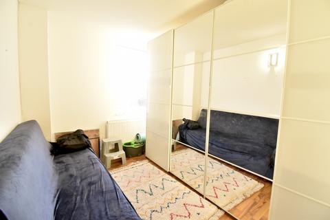 2 bedroom flat to rent, 958-964 High Road,  London, N12