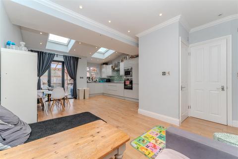 39 Lee Road, Perivale, Greenford, UB6 7BS
