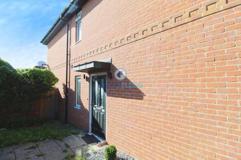 2 bedroom terraced house to rent, Melrose Gardens, Slough