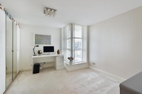 2 bedroom apartment for sale, Barrier Point Road, London, E16