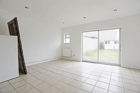 39 Whalebone Grove, Romford, RM6 6BT