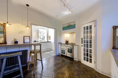 2 Corringway, London, NW11 7ED