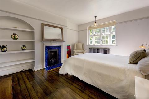 2 Corringway, London, NW11 7ED