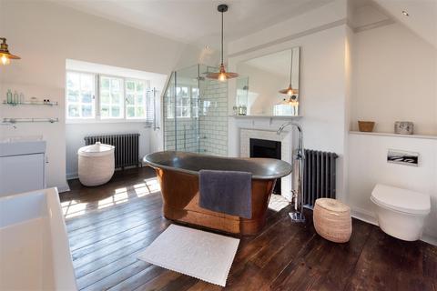 2 Corringway, London, NW11 7ED