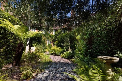 2 Corringway, London, NW11 7ED