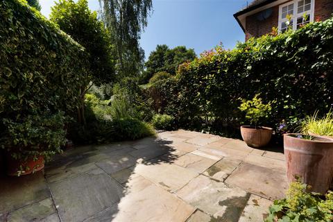 2 Corringway, London, NW11 7ED