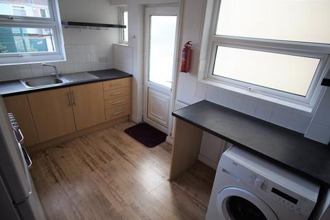 3 bedroom terraced house to rent, Victoria Park, Bristol BS3