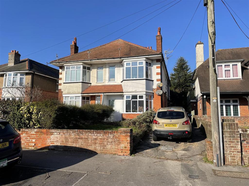 Christchurch Road, Bournemouth 2 bed flat to rent £1,100 pcm (£254 pw)