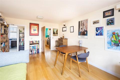 11a Florfield Passage, London, E8 1DX