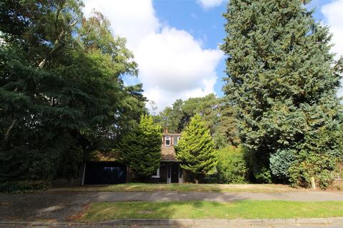 3 bedroom detached house for sale, Pine Tree Hill, Woking