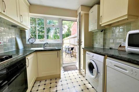 3 bedroom terraced house to rent, Blenheim Close, West Byfleet KT14