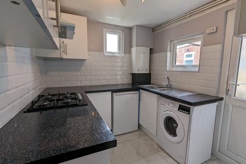 2 bedroom terraced house to rent, Beecham Road, Reading, RG30