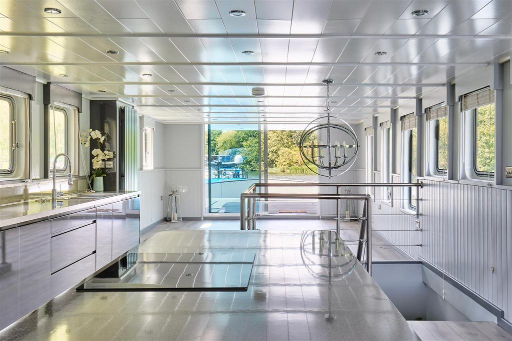 Maidenhead Road, Windsor, SL4 2 bed houseboat for sale £500,000