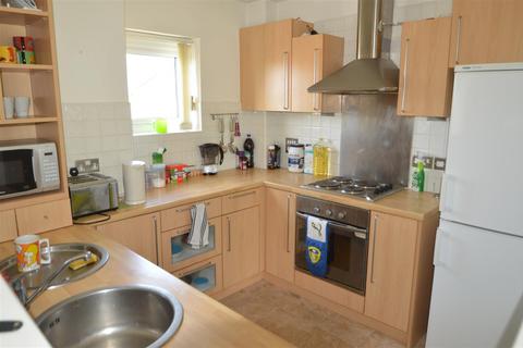 2 bedroom flat to rent, Jacksons Crescent, Manchester M15