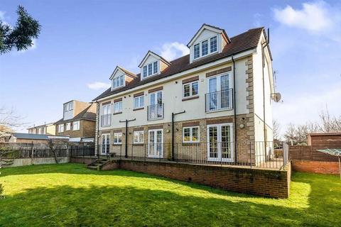 1 bedroom flat to rent, Walnut Court, Shepperton TW17