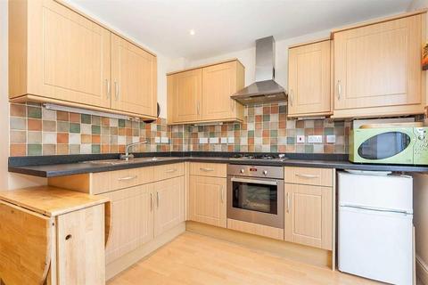 1 bedroom flat to rent, Walnut Court, Shepperton TW17