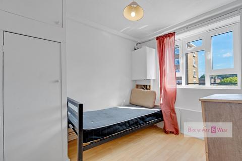 3 bedroom flat for sale, Sulivan Court, Broomhouse Lane, London, SW6