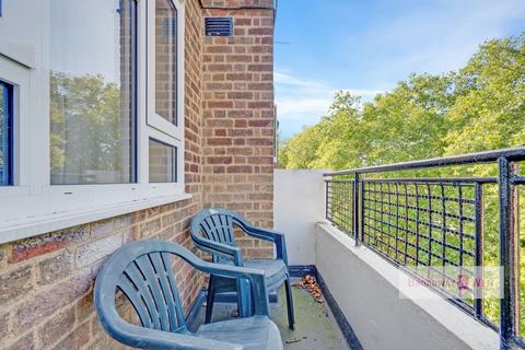 3 bedroom flat for sale, Sulivan Court, Broomhouse Lane, London, SW6